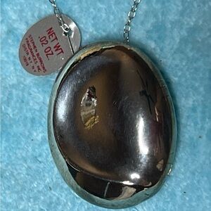 Silver plates Oval Pendant Necklace with solid perfume. 
22G
